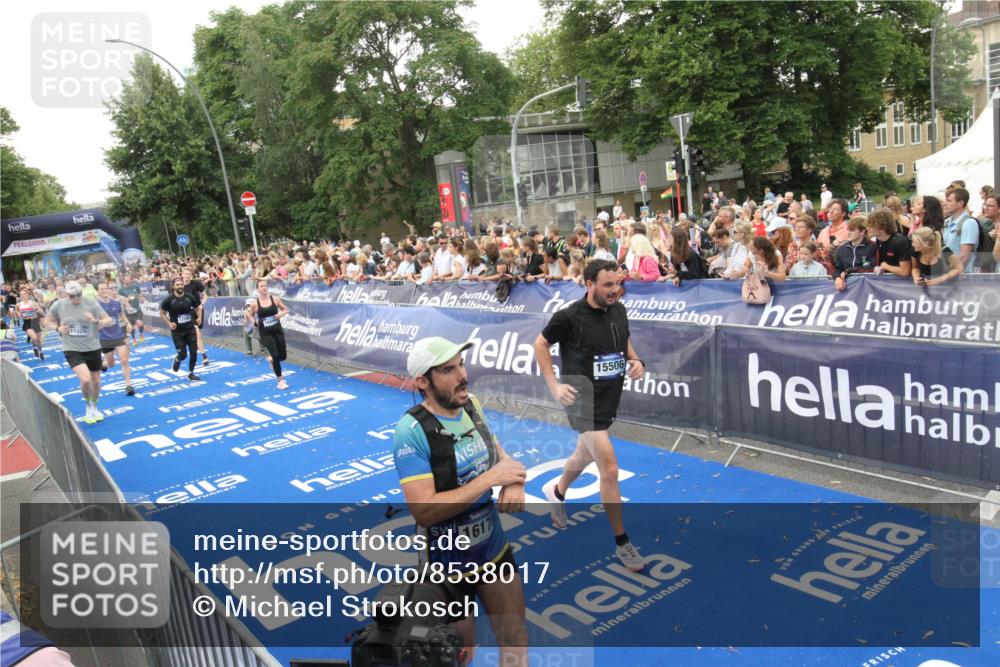 29.06.2025 - hella hamburg halbmarathon Michael Strokosch http://msf.ph/oto/8538017 29.06.2025 10:52:10 Ziel  meine-sportfotos.de