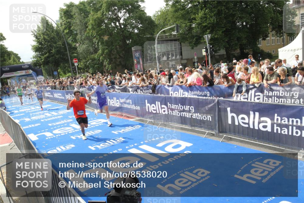 29.06.2025 - hella hamburg halbmarathon Michael Strokosch http://msf.ph/oto/8538020 29.06.2025 10:34:18 Ziel  meine-sportfotos.de