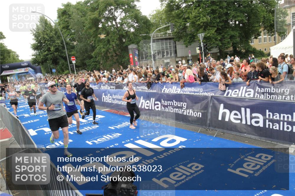 29.06.2025 - hella hamburg halbmarathon Michael Strokosch http://msf.ph/oto/8538023 29.06.2025 10:52:12 Ziel  meine-sportfotos.de