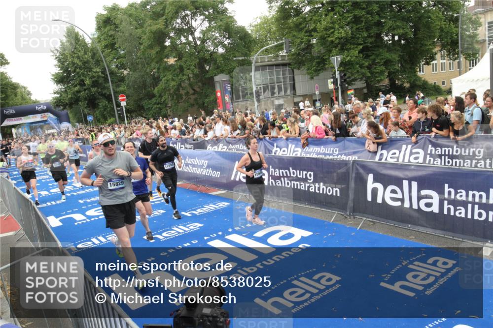 29.06.2025 - hella hamburg halbmarathon Michael Strokosch http://msf.ph/oto/8538025 29.06.2025 10:52:12 Ziel  meine-sportfotos.de