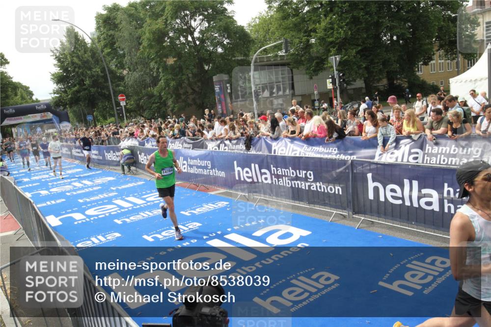 29.06.2025 - hella hamburg halbmarathon Michael Strokosch http://msf.ph/oto/8538039 29.06.2025 10:34:24 Ziel  meine-sportfotos.de