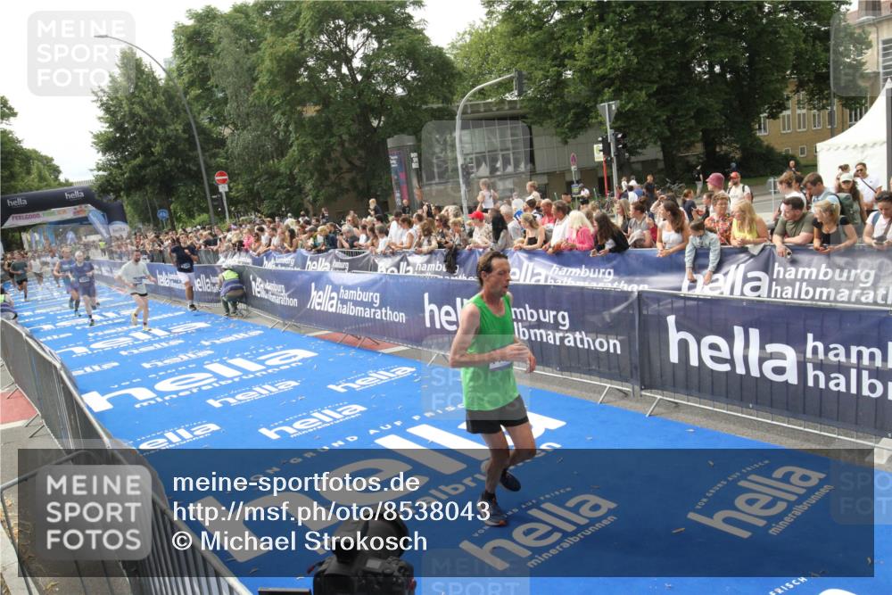 29.06.2025 - hella hamburg halbmarathon Michael Strokosch http://msf.ph/oto/8538043 29.06.2025 10:34:24 Ziel  meine-sportfotos.de