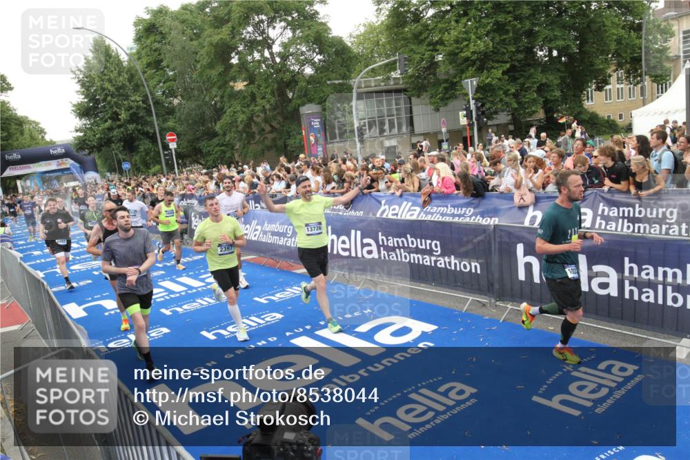29.06.2025 - hella hamburg halbmarathon Michael Strokosch http://msf.ph/oto/8538044 29.06.2025 10:52:16 Ziel  meine-sportfotos.de