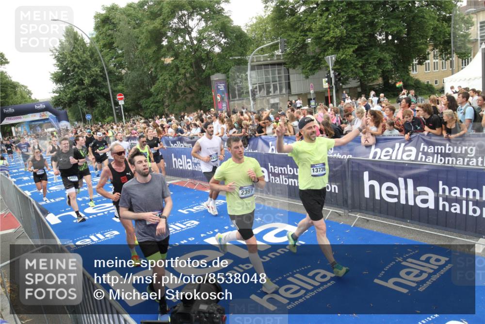 29.06.2025 - hella hamburg halbmarathon Michael Strokosch http://msf.ph/oto/8538048 29.06.2025 10:52:17 Ziel  meine-sportfotos.de