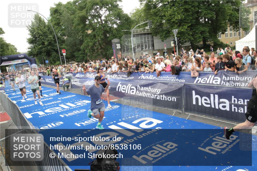 29.06.2025 - hella hamburg halbmarathon Michael Strokosch http://msf.ph/oto/8538106 29.06.2025 10:52:30 Ziel  meine-sportfotos.de