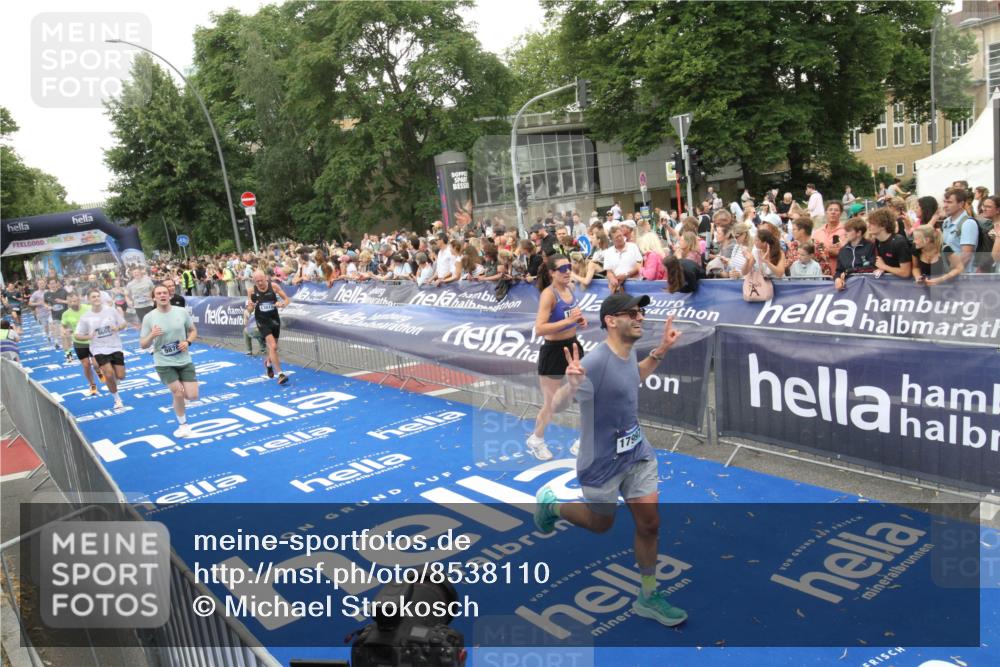 29.06.2025 - hella hamburg halbmarathon Michael Strokosch http://msf.ph/oto/8538110 29.06.2025 10:52:31 Ziel  meine-sportfotos.de