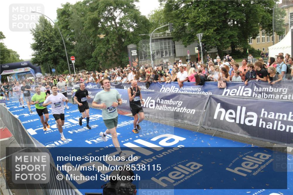 29.06.2025 - hella hamburg halbmarathon Michael Strokosch http://msf.ph/oto/8538115 29.06.2025 10:52:32 Ziel  meine-sportfotos.de