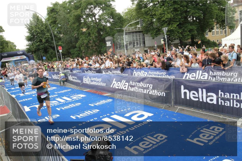 29.06.2025 - hella hamburg halbmarathon Michael Strokosch http://msf.ph/oto/8538142 29.06.2025 10:52:38 Ziel  meine-sportfotos.de