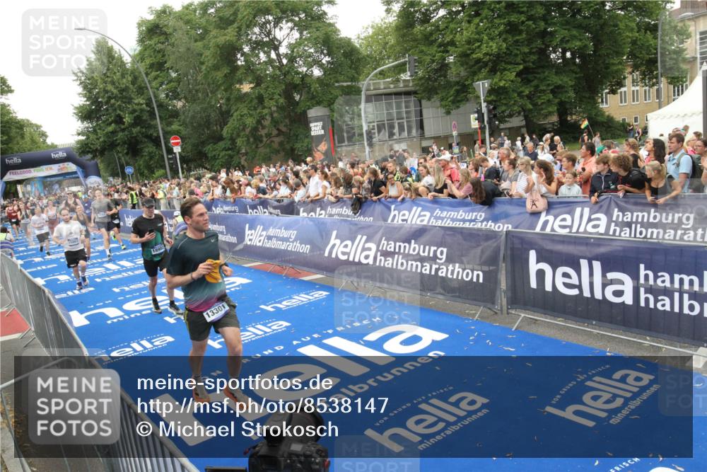 29.06.2025 - hella hamburg halbmarathon Michael Strokosch http://msf.ph/oto/8538147 29.06.2025 10:52:39 Ziel  meine-sportfotos.de
