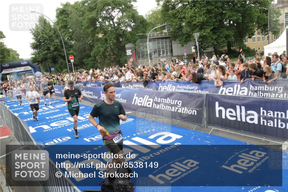 29.06.2025 - hella hamburg halbmarathon Michael Strokosch http://msf.ph/oto/8538149 29.06.2025 10:52:39 Ziel  meine-sportfotos.de