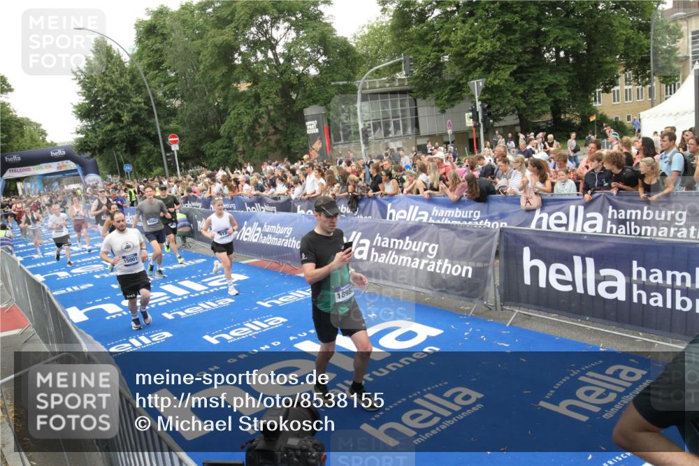 29.06.2025 - hella hamburg halbmarathon Michael Strokosch http://msf.ph/oto/8538155 29.06.2025 10:52:40 Ziel  meine-sportfotos.de