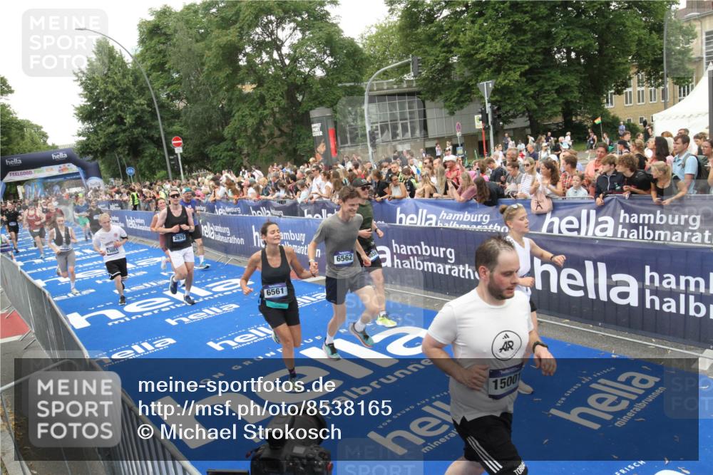 29.06.2025 - hella hamburg halbmarathon Michael Strokosch http://msf.ph/oto/8538165 29.06.2025 10:52:42 Ziel  meine-sportfotos.de