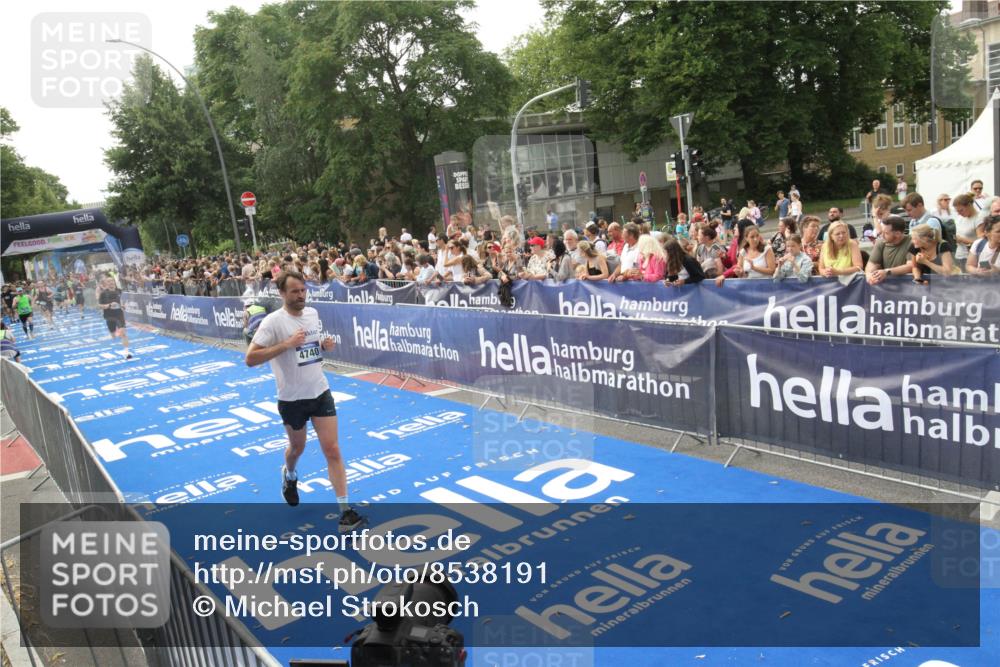 29.06.2025 - hella hamburg halbmarathon Michael Strokosch http://msf.ph/oto/8538191 29.06.2025 10:35:18 Ziel  meine-sportfotos.de