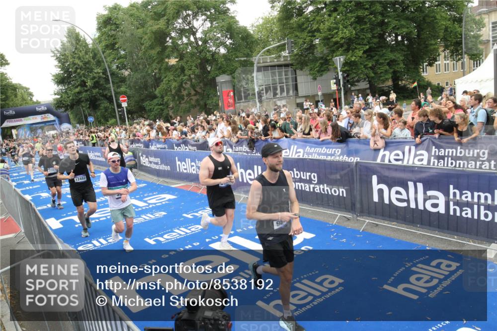 29.06.2025 - hella hamburg halbmarathon Michael Strokosch http://msf.ph/oto/8538192 29.06.2025 10:52:49 Ziel  meine-sportfotos.de