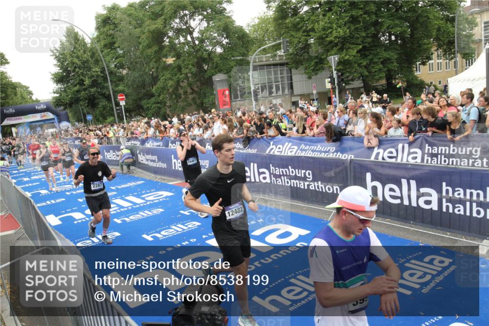 29.06.2025 - hella hamburg halbmarathon Michael Strokosch http://msf.ph/oto/8538199 29.06.2025 10:52:50 Ziel  meine-sportfotos.de