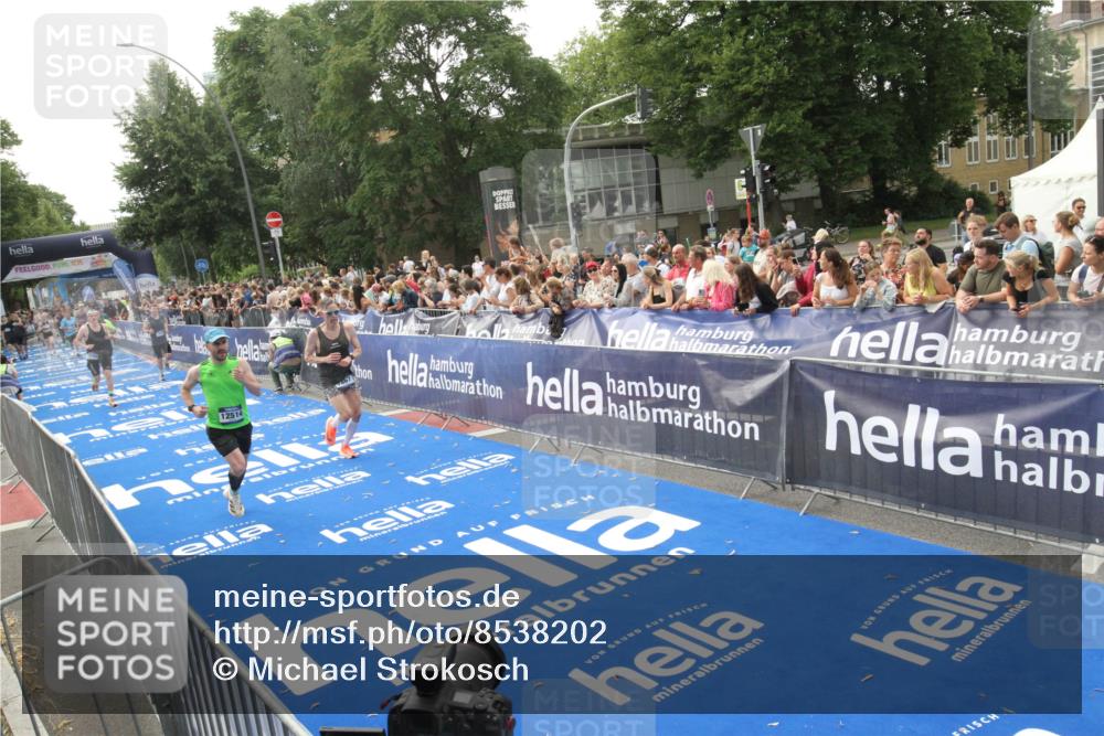 29.06.2025 - hella hamburg halbmarathon Michael Strokosch http://msf.ph/oto/8538202 29.06.2025 10:35:21 Ziel  meine-sportfotos.de