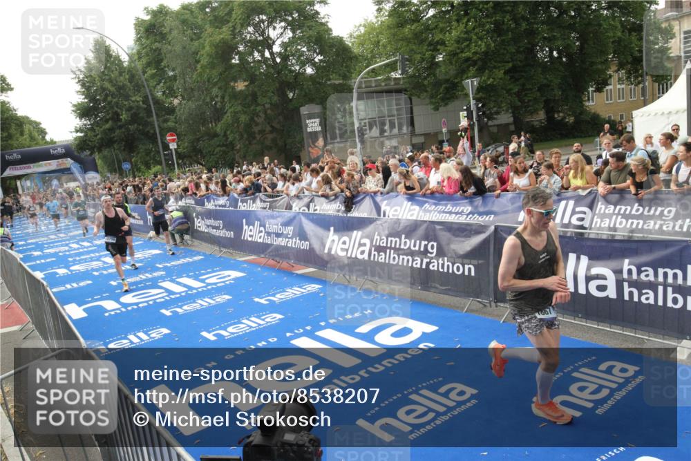29.06.2025 - hella hamburg halbmarathon Michael Strokosch http://msf.ph/oto/8538207 29.06.2025 10:35:23 Ziel  meine-sportfotos.de
