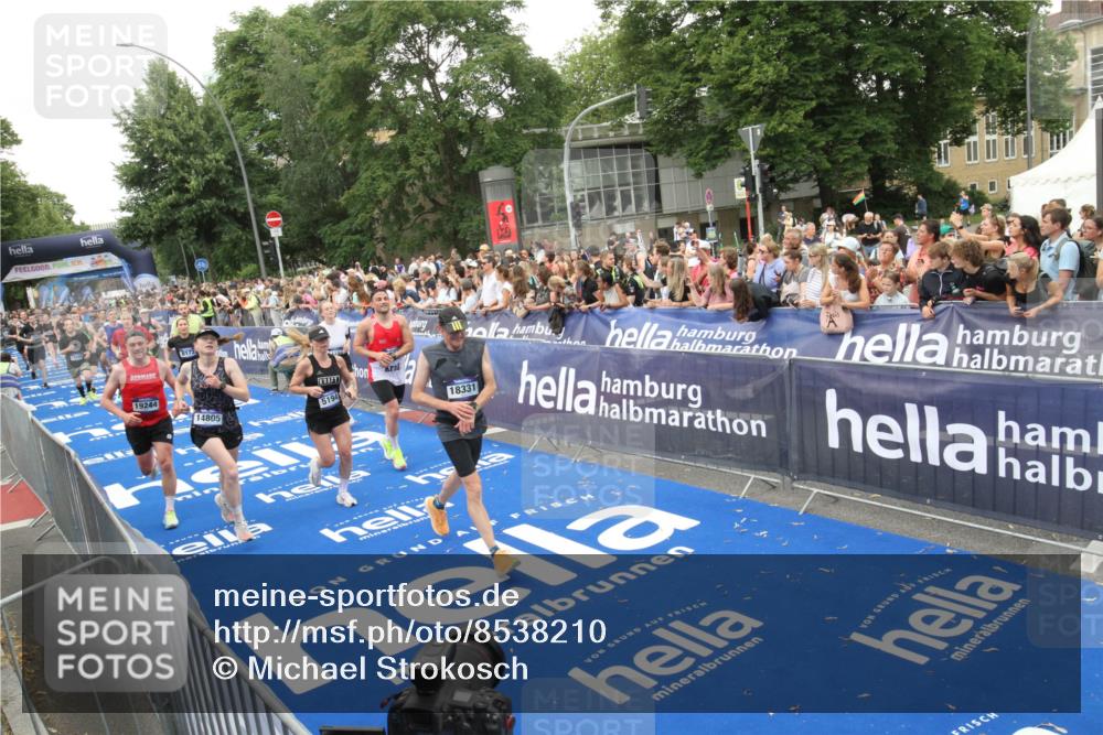 29.06.2025 - hella hamburg halbmarathon Michael Strokosch http://msf.ph/oto/8538210 29.06.2025 10:52:52 Ziel  meine-sportfotos.de