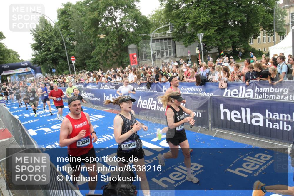 29.06.2025 - hella hamburg halbmarathon Michael Strokosch http://msf.ph/oto/8538216 29.06.2025 10:52:53 Ziel  meine-sportfotos.de