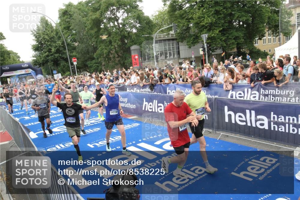 29.06.2025 - hella hamburg halbmarathon Michael Strokosch http://msf.ph/oto/8538225 29.06.2025 10:52:55 Ziel  meine-sportfotos.de