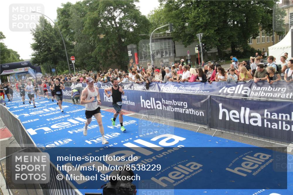 29.06.2025 - hella hamburg halbmarathon Michael Strokosch http://msf.ph/oto/8538229 29.06.2025 10:35:31 Ziel  meine-sportfotos.de