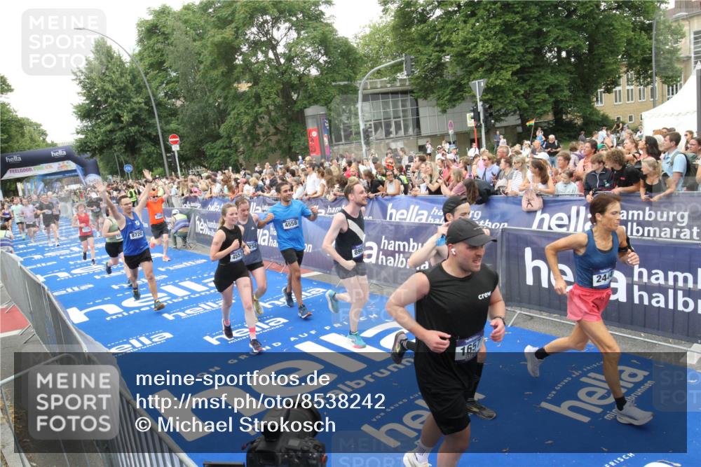 29.06.2025 - hella hamburg halbmarathon Michael Strokosch http://msf.ph/oto/8538242 29.06.2025 10:52:59 Ziel  meine-sportfotos.de