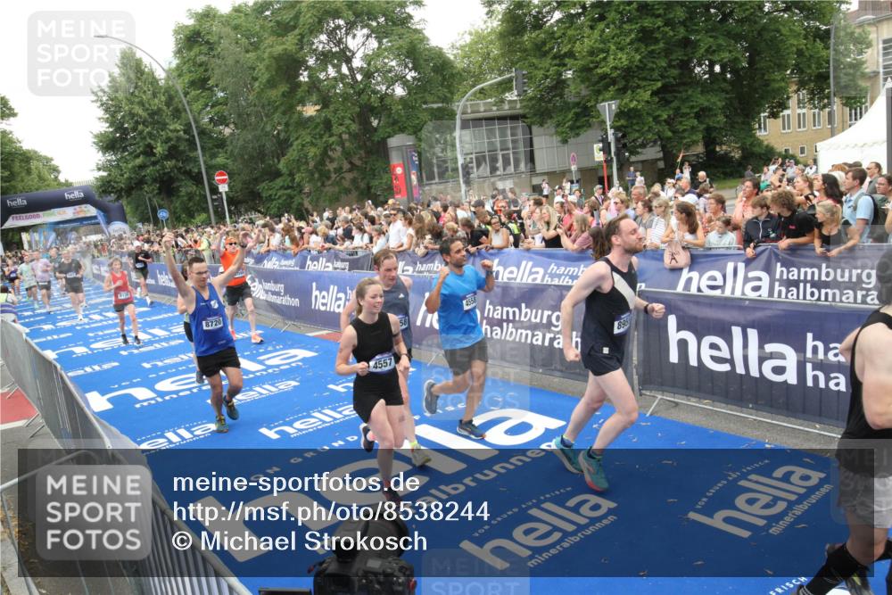 29.06.2025 - hella hamburg halbmarathon Michael Strokosch http://msf.ph/oto/8538244 29.06.2025 10:52:59 Ziel  meine-sportfotos.de