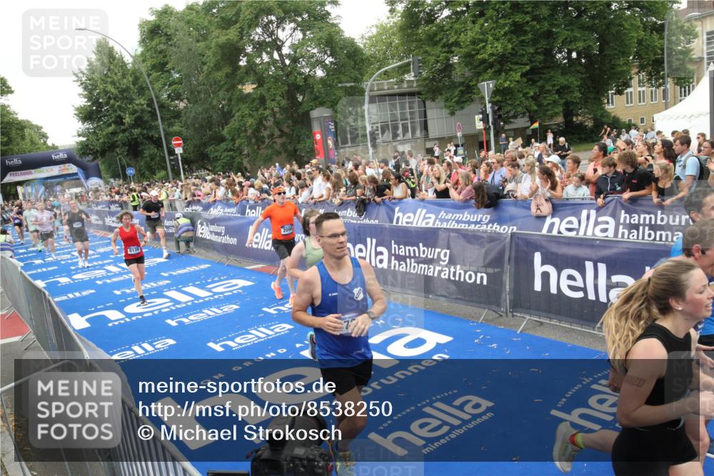 29.06.2025 - hella hamburg halbmarathon Michael Strokosch http://msf.ph/oto/8538250 29.06.2025 10:53:00 Ziel  meine-sportfotos.de