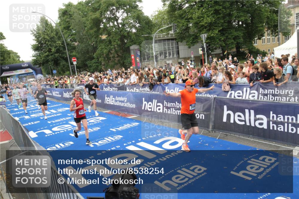 29.06.2025 - hella hamburg halbmarathon Michael Strokosch http://msf.ph/oto/8538254 29.06.2025 10:53:01 Ziel  meine-sportfotos.de