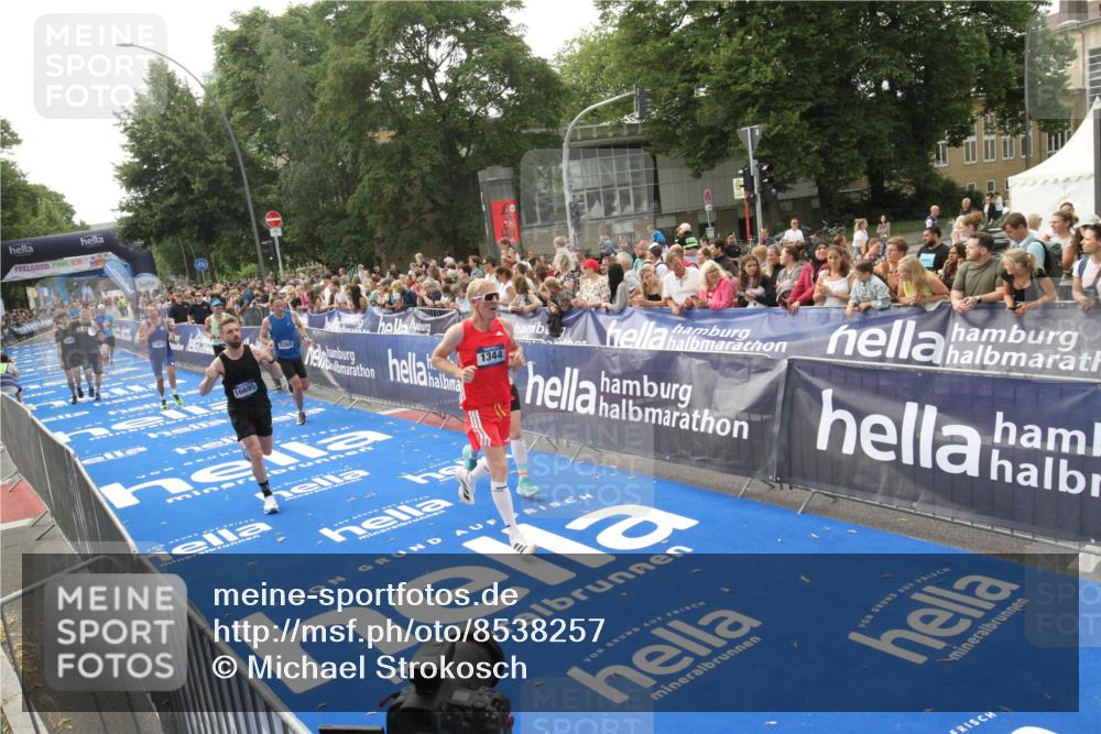 29.06.2025 - hella hamburg halbmarathon Michael Strokosch http://msf.ph/oto/8538257 29.06.2025 10:35:37 Ziel  meine-sportfotos.de