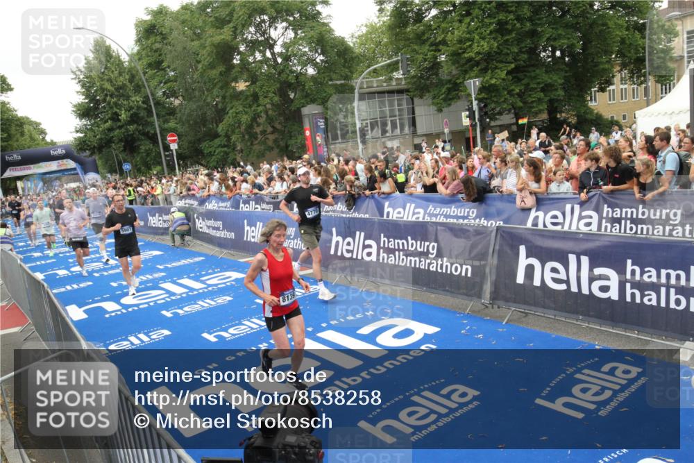 29.06.2025 - hella hamburg halbmarathon Michael Strokosch http://msf.ph/oto/8538258 29.06.2025 10:53:02 Ziel  meine-sportfotos.de