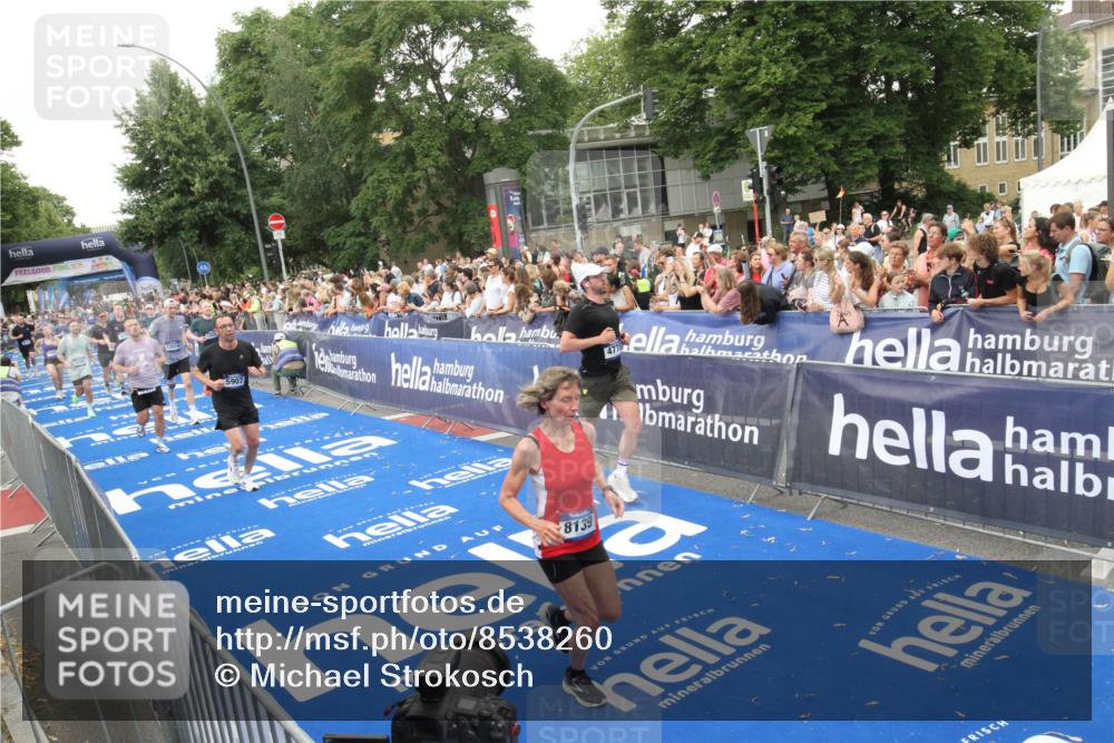 29.06.2025 - hella hamburg halbmarathon Michael Strokosch http://msf.ph/oto/8538260 29.06.2025 10:53:02 Ziel  meine-sportfotos.de