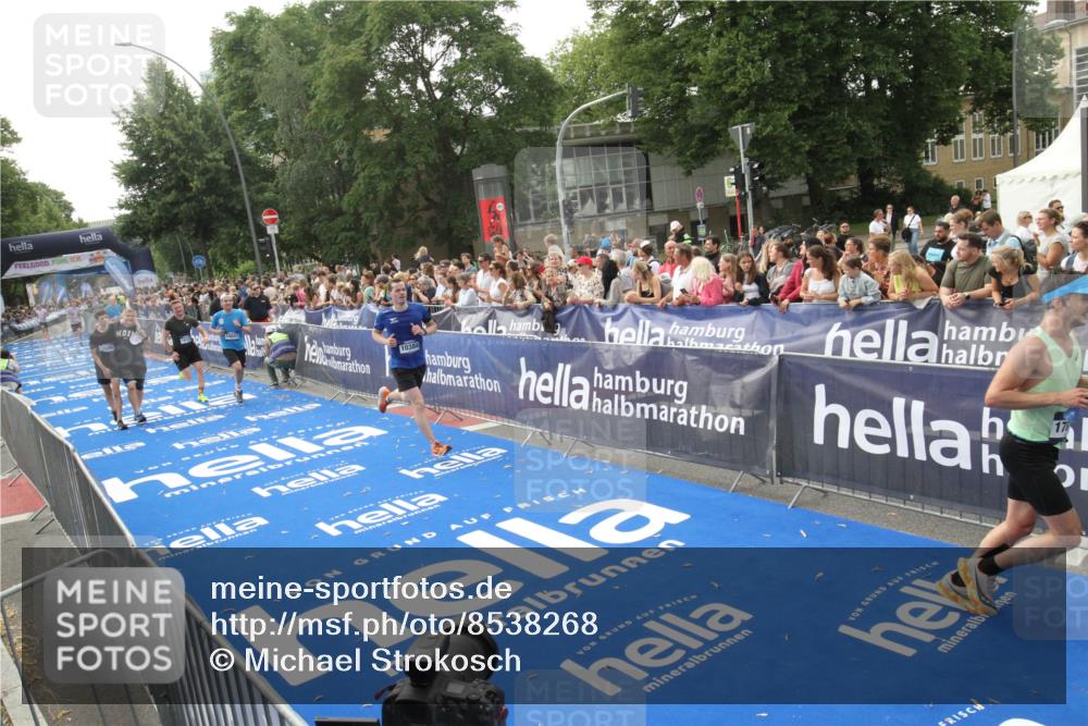 29.06.2025 - hella hamburg halbmarathon Michael Strokosch http://msf.ph/oto/8538268 29.06.2025 10:35:41 Ziel  meine-sportfotos.de