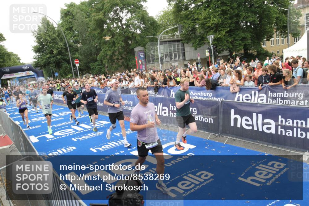 29.06.2025 - hella hamburg halbmarathon Michael Strokosch http://msf.ph/oto/8538269 29.06.2025 10:53:05 Ziel  meine-sportfotos.de