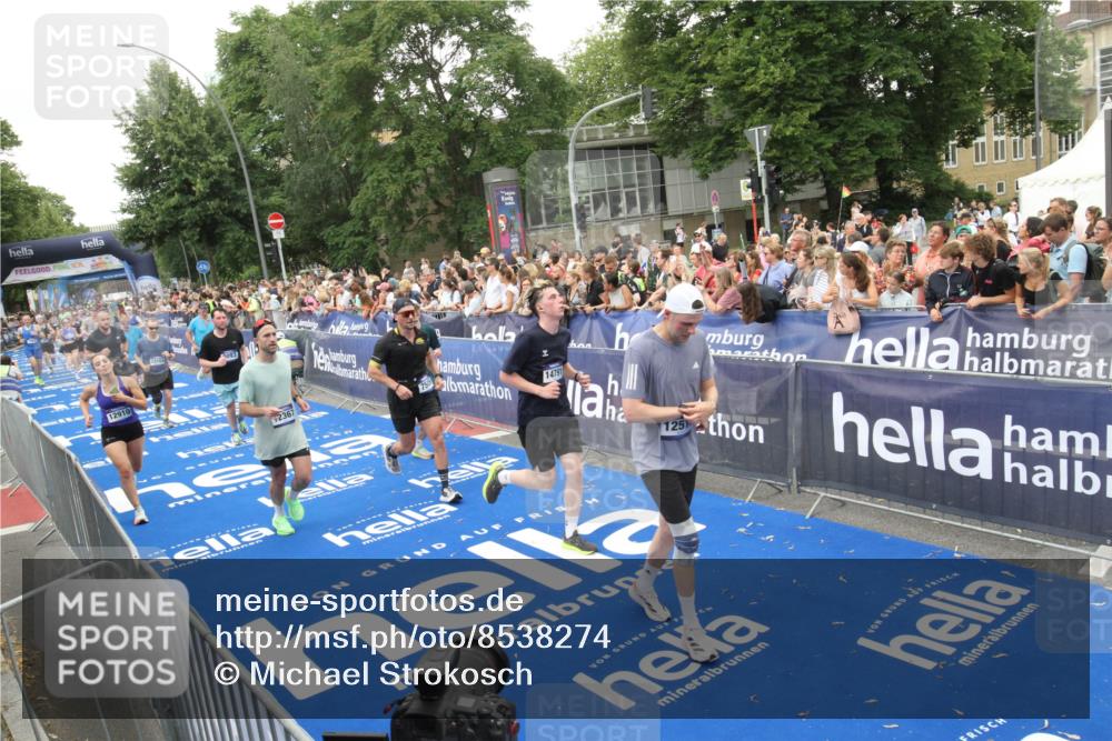 29.06.2025 - hella hamburg halbmarathon Michael Strokosch http://msf.ph/oto/8538274 29.06.2025 10:53:06 Ziel  meine-sportfotos.de
