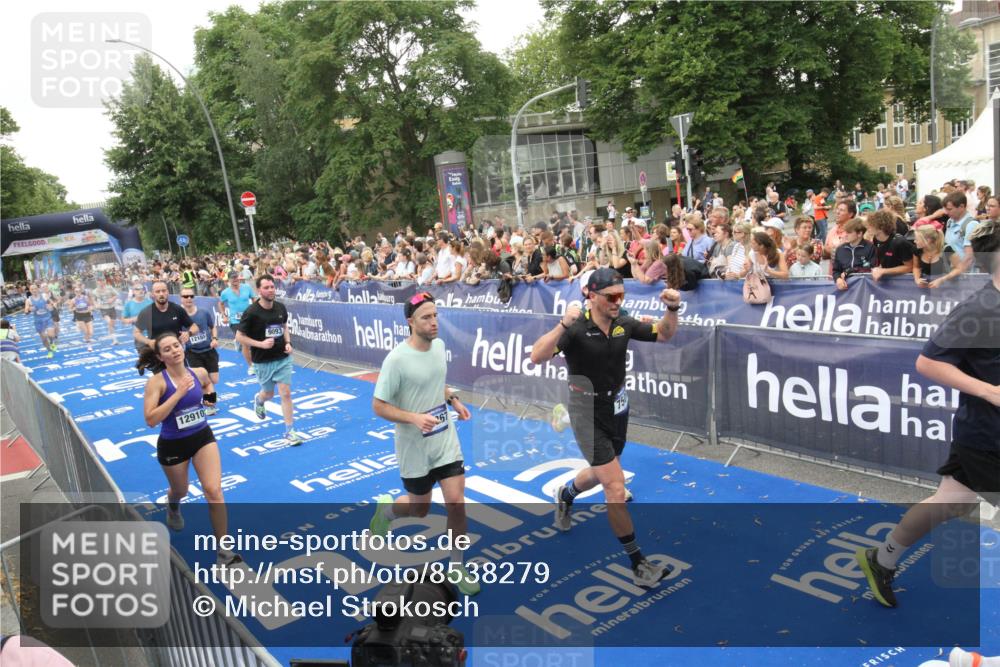 29.06.2025 - hella hamburg halbmarathon Michael Strokosch http://msf.ph/oto/8538279 29.06.2025 10:53:07 Ziel  meine-sportfotos.de