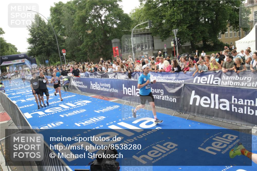 29.06.2025 - hella hamburg halbmarathon Michael Strokosch http://msf.ph/oto/8538280 29.06.2025 10:35:43 Ziel  meine-sportfotos.de