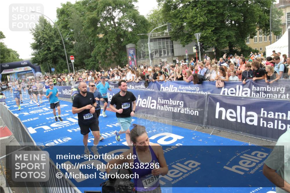 29.06.2025 - hella hamburg halbmarathon Michael Strokosch http://msf.ph/oto/8538286 29.06.2025 10:53:08 Ziel  meine-sportfotos.de