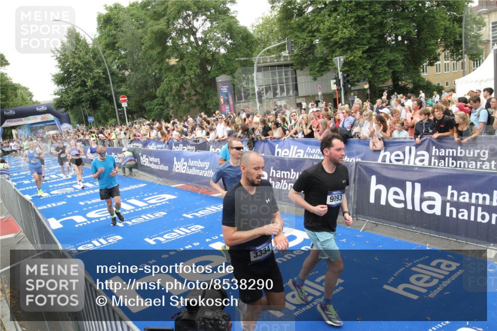 29.06.2025 - hella hamburg halbmarathon Michael Strokosch http://msf.ph/oto/8538290 29.06.2025 10:53:09 Ziel  meine-sportfotos.de