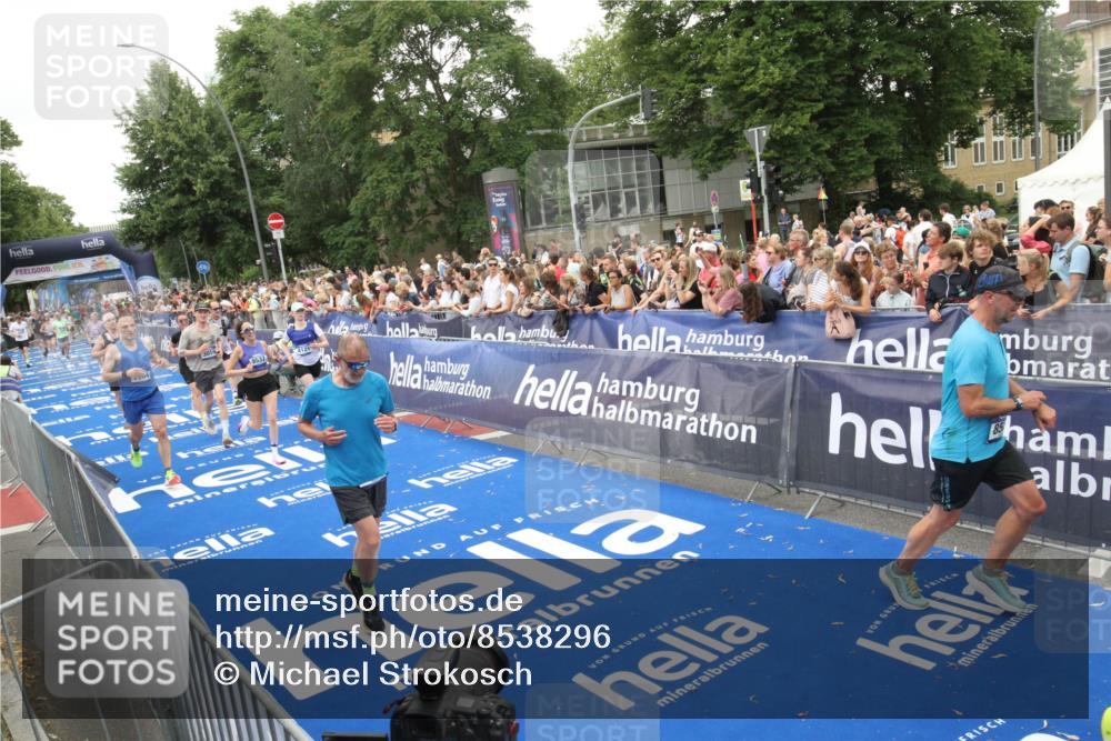 29.06.2025 - hella hamburg halbmarathon Michael Strokosch http://msf.ph/oto/8538296 29.06.2025 10:53:10 Ziel  meine-sportfotos.de