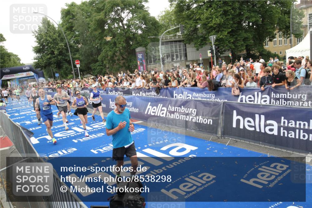 29.06.2025 - hella hamburg halbmarathon Michael Strokosch http://msf.ph/oto/8538298 29.06.2025 10:53:10 Ziel  meine-sportfotos.de