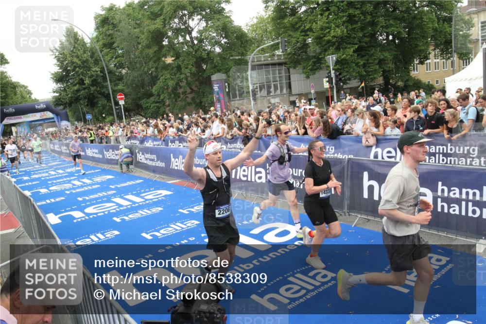 29.06.2025 - hella hamburg halbmarathon Michael Strokosch http://msf.ph/oto/8538309 29.06.2025 10:53:13 Ziel  meine-sportfotos.de