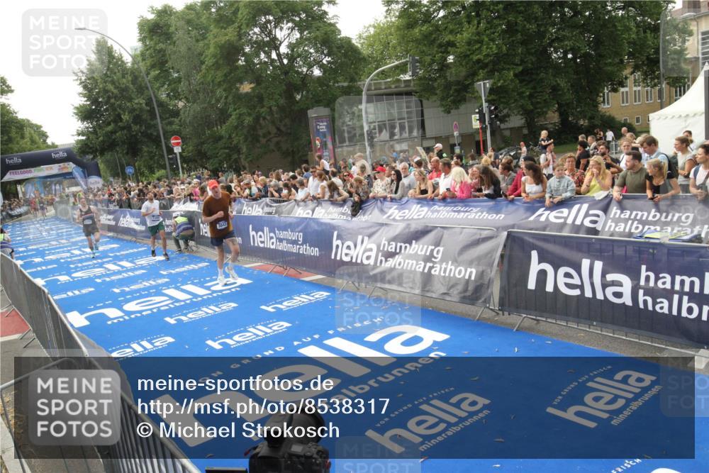 29.06.2025 - hella hamburg halbmarathon Michael Strokosch http://msf.ph/oto/8538317 29.06.2025 10:35:55 Ziel  meine-sportfotos.de