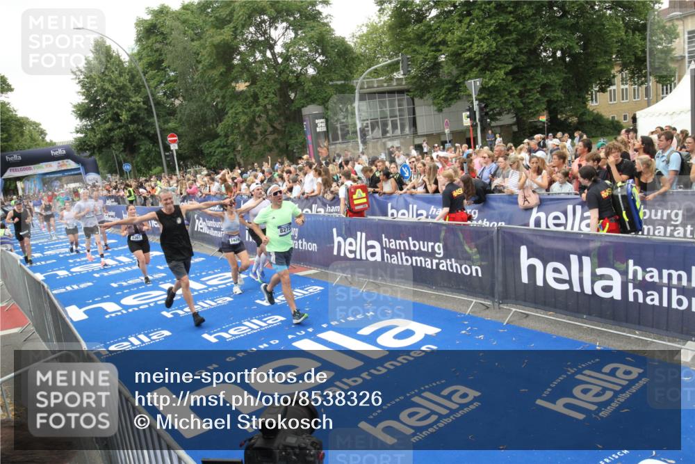 29.06.2025 - hella hamburg halbmarathon Michael Strokosch http://msf.ph/oto/8538326 29.06.2025 10:53:19 Ziel  meine-sportfotos.de