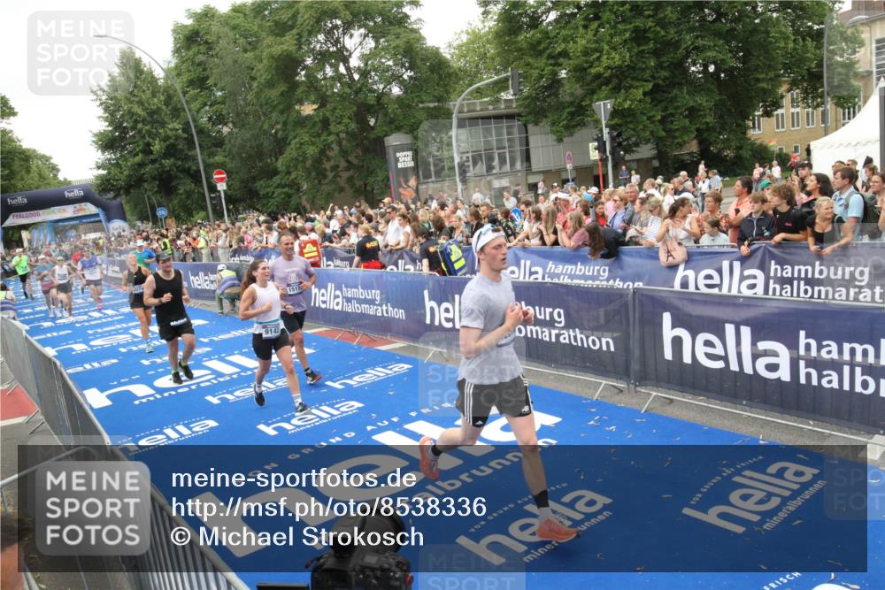 29.06.2025 - hella hamburg halbmarathon Michael Strokosch http://msf.ph/oto/8538336 29.06.2025 10:53:22 Ziel  meine-sportfotos.de