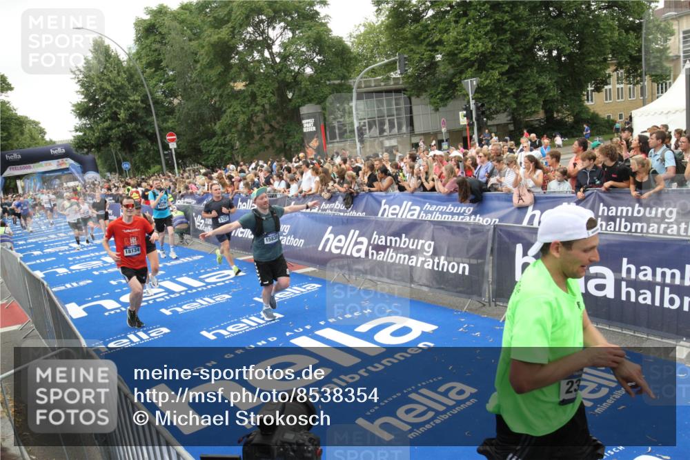 29.06.2025 - hella hamburg halbmarathon Michael Strokosch http://msf.ph/oto/8538354 29.06.2025 10:53:28 Ziel  meine-sportfotos.de