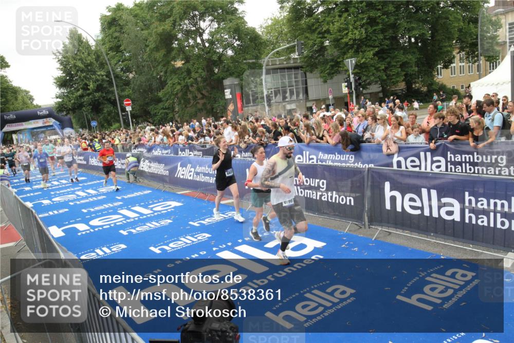 29.06.2025 - hella hamburg halbmarathon Michael Strokosch http://msf.ph/oto/8538361 29.06.2025 10:53:32 Ziel  meine-sportfotos.de