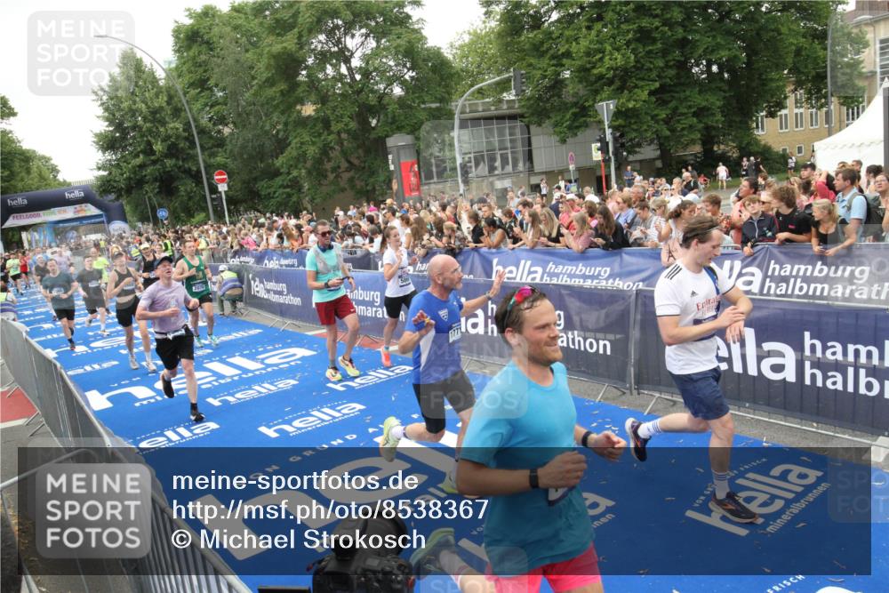 29.06.2025 - hella hamburg halbmarathon Michael Strokosch http://msf.ph/oto/8538367 29.06.2025 10:53:36 Ziel  meine-sportfotos.de