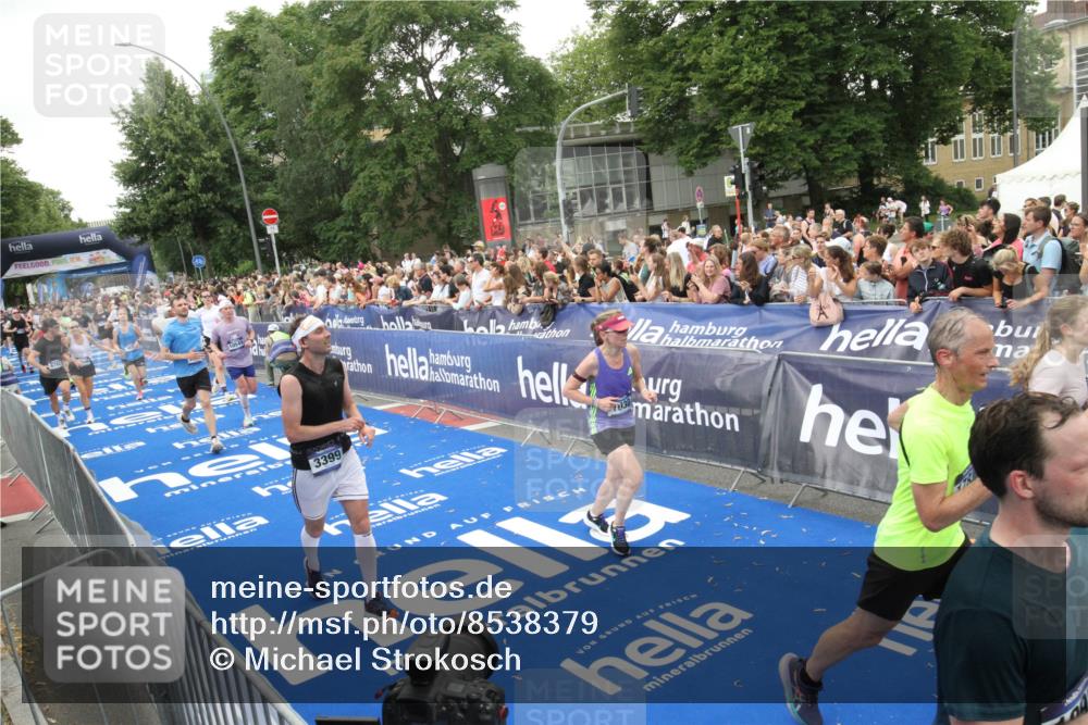 29.06.2025 - hella hamburg halbmarathon Michael Strokosch http://msf.ph/oto/8538379 29.06.2025 10:53:41 Ziel  meine-sportfotos.de
