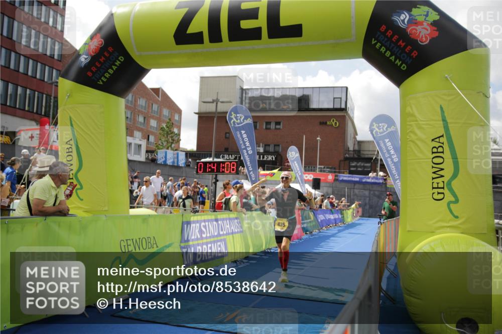 10.08.2025 - GEWOBA Citytriathlon Bremen H.Heesch http://msf.ph/oto/8538642 10.08.2025 11:44:45 Ziel 27, 435, 454 meine-sportfotos.de